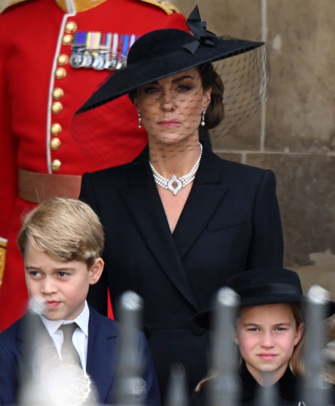 Kejt Midlton sa decom Šarlot i Džordžom danas na sahrani krlajice Elizabete II u Londonu foto: Tim Rooke/Shutterstock Editorial