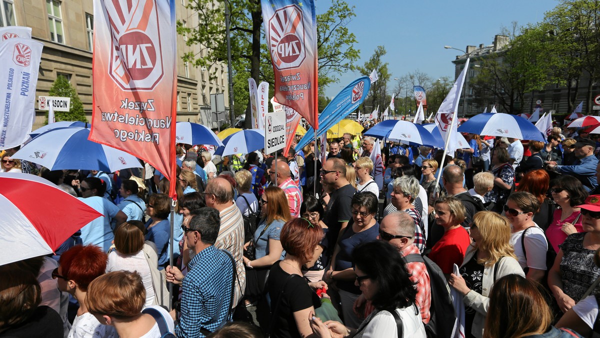 Podwyżek płac nauczycieli o tysiąc złotych i odwołania minister edukacji Anny Zalewskiej domagają się uczestnicy manifestacji przed MEN zorganizowanej dziś przez Związek Nauczycielstwa Polskiego pod hasłem "Mamy dość!". Według organizatora manifestacji - Związku Nauczycielstwa Polskiego - uczestniczy w niej około 5 tys. osób. Wśród nich są nauczyciele z ZNP, a także nauczyciele niezrzeszeni, samorządowcy i rodzice.