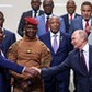 Władimir Putin z uczestnikami szczytu Rosja-Afryka w Petersburgu. W mundurze tymczasowy przywódca Burkina Faso Ibrahim Traore