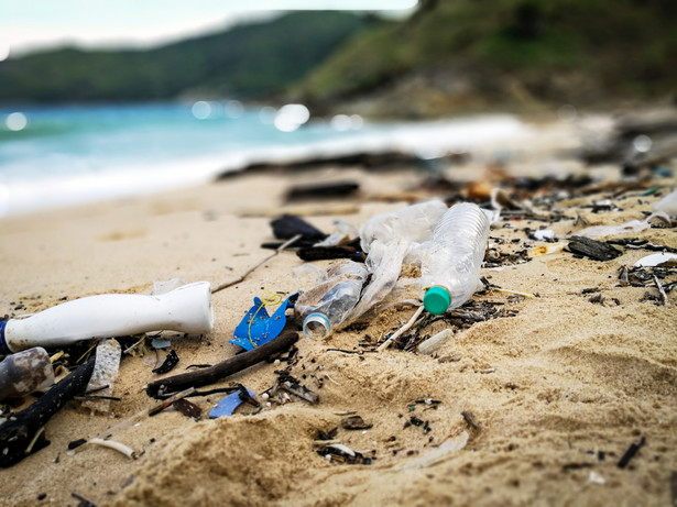 Opady z plastiku nie trafiają do recyklingu