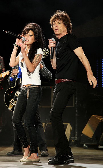 Amy Winehouse i Mick Jagger w 2007 r. Oboje mają na sobie jeansy typu rurki