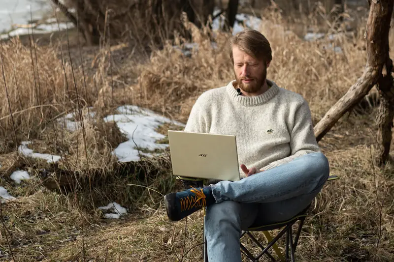 Łukasz i jego mobilne biuro, foto: Dominik Czerny