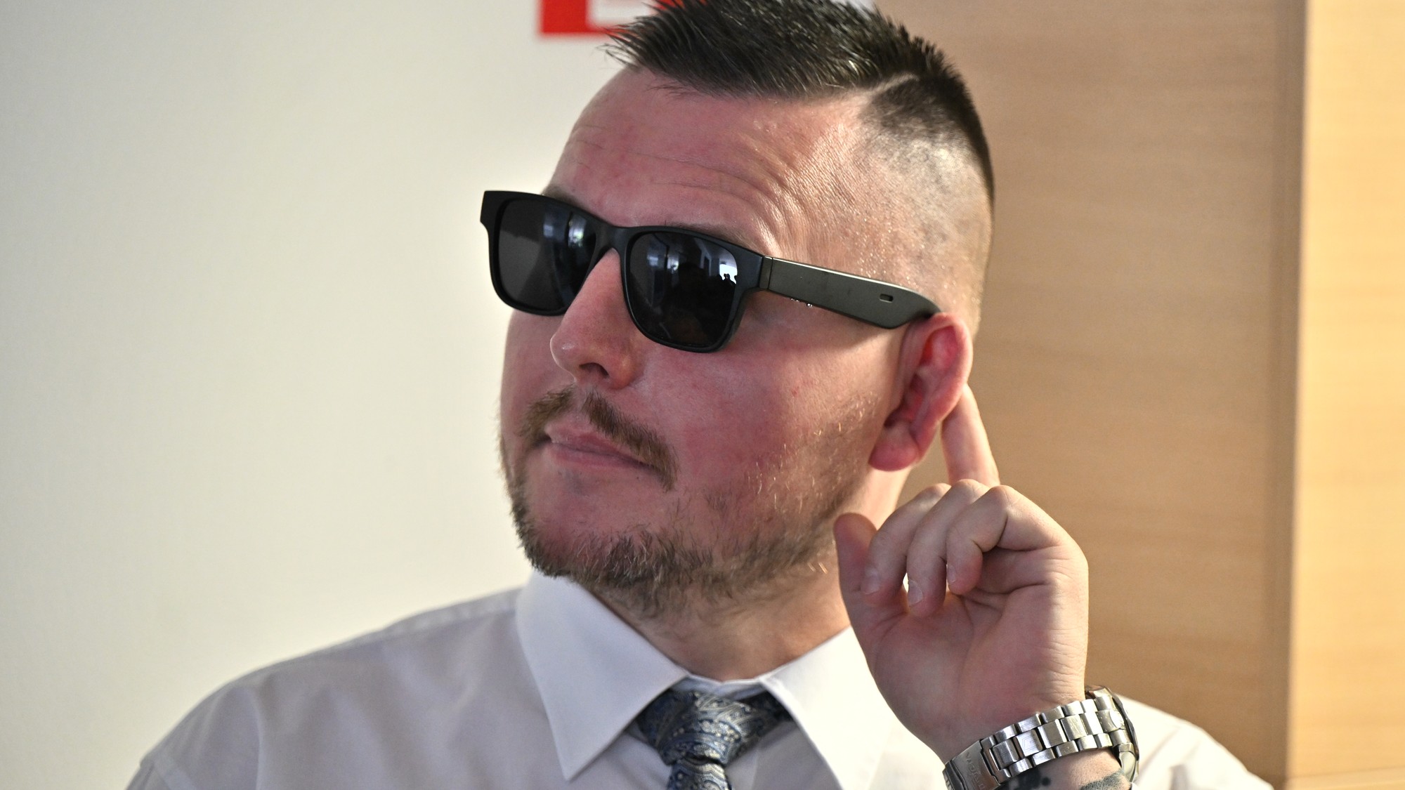 Na snímke Daniel Bombic, obvinený z extrémistickej trestnej činnosti, prichádza na Najvyšší súd SR v Bratislave v utorok 29. apríla 2025.