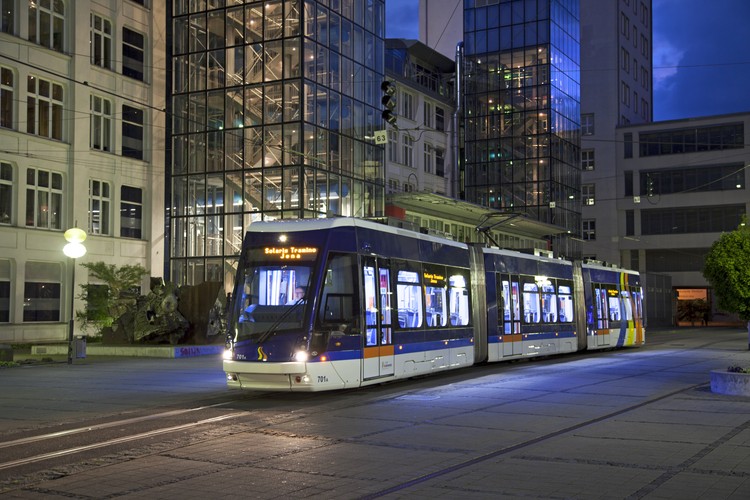 To Solaris Tramino na ulicach Jeny. Polski producent dostarczył do tego niemieckiego miasta pięć pojazdów. Wartość kontraktu – prawie 14 mln euro. Ale najnowszy kontrakt tramwajowy Solarisa dotyczy Lipska, który zdecydował się kupić 41 pojazdów za 110 mln euro. Dostawy zostały zaplanowane na lata 2016-2020. W sprawie tego kontraktu Solaris stoczył odwoławczy bój z Bombardierem, który próbował podważyć doświadczenie polskiego producenta w produkcji tramwajów. Ostatecznie izba odwoławcza przyznała rację Solarisowi. Zbigniew Palenica z zarządu Solarisa ujawnił, że koncern ubiega się w tej chwili jeszcze o trzy inne zamówienia tramwajowe.