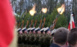 Bohaterska łączniczka AK "Kama" spoczęła na Powązkach. Miała wojskowy pogrzeb [ZDJĘCIA]