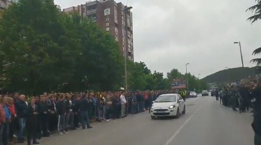 Okupljeni građani ispred Osnovnog suda u Nikšiću u znak podrške episkopu Joanikiju