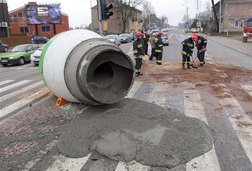 Wielka gruszka z betonem spadła z ciężarówki!