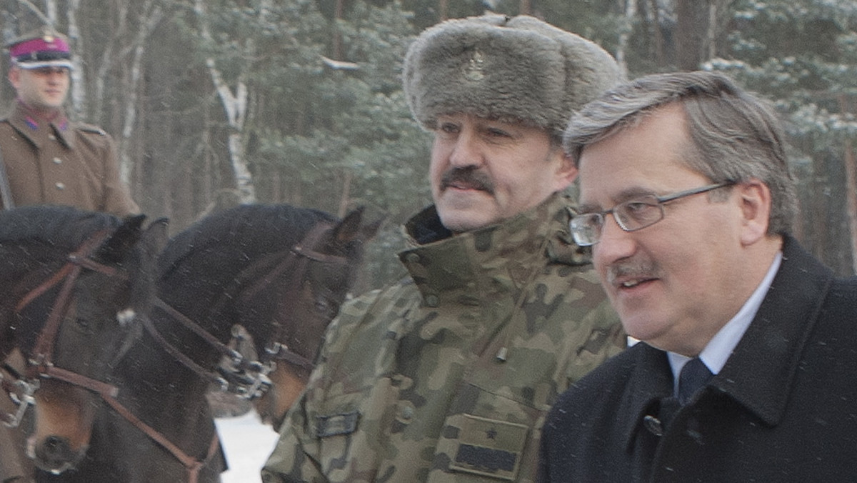 Prezydent Bronisław Komorowski ocenił, że "część wściekłego ataku" na niego może być przejawem kompleksu tych, którzy w czasie stanu wojennego "czmychnęli za granicę" lub tych, którzy go spokojnie "przeczekali".  - Być może część tego wściekłego ataku na mnie to po prostu przejaw jakiegoś kompleksu tych, którzy albo czmychnęli za granicę w okresie stanu wojennego i stamtąd byli bohaterami zza płota, albo tych, którzy nigdy nie zaryzykowali niczego i stan wojenny przeczekali spokojnie mocząc nogi w miednicy z ciepłą wodą - ocenił prezydent.