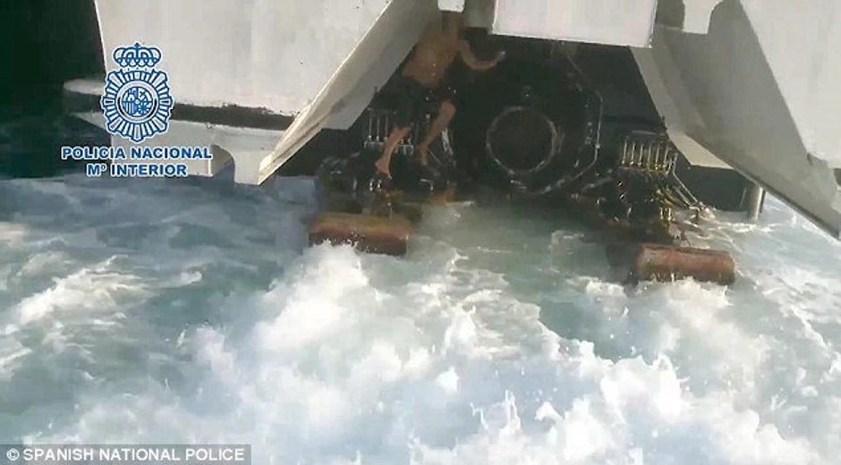 Na policijskom snimku se vidi kako je imigrant putovao u blizini propelera