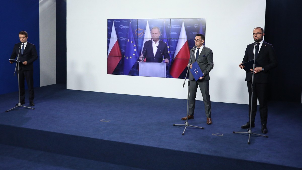 Rzecznik PiS Rafał Bochenek, poseł PiS Marek Ast i prezes Rządowego Centrum Legislacji Krzysztof Szczucki na konferencji prasowej nt. ustawy o państwowej komisji ds. badania wpływów rosyjskich