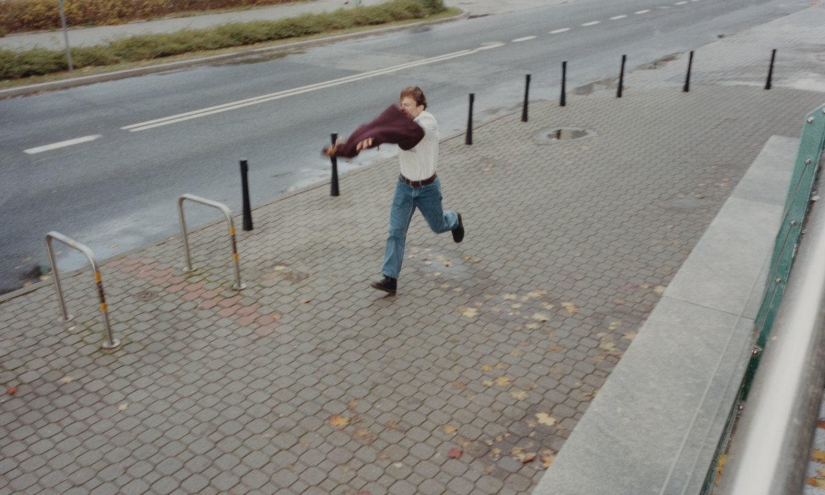 Tak Polacy maskują emocje. Sprawdź, którą maskę ty nosisz