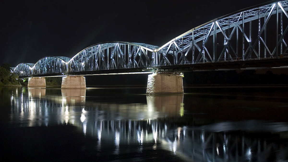 Symboliczną "pierwszą łopatę" wbiły w piątek na placu budowy nowego mostu drogowego przez Wisłę władze Torunia i regionu kujawsko-pomorskiego. Inwestycja, warta prawie 550 mln zł, ma być gotowa w lecie 2013 roku.