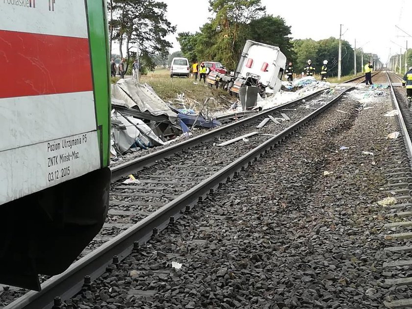 Wypadek na przejeździe kolejowym. Są ranni