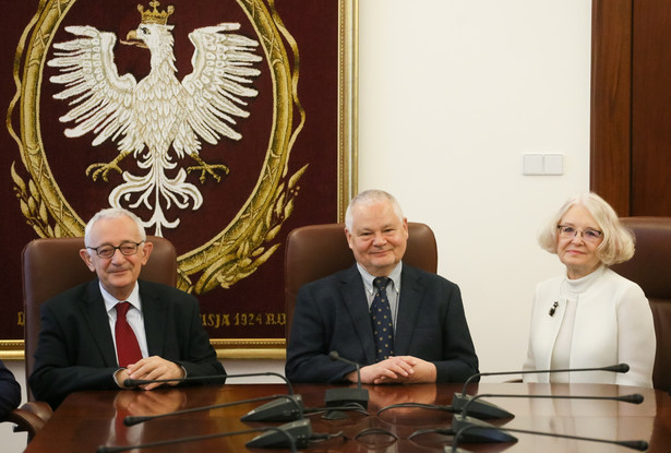 Członkowie RPP: przewodniczący, prezes NBP prof. Adam Glapiński, Grażyna Ancyparowicz i Jerzy Osiatyński, przed rozpoczęciem posiedzenia Rady Polityki Pieniężnej w centrali NBP w Warszawie