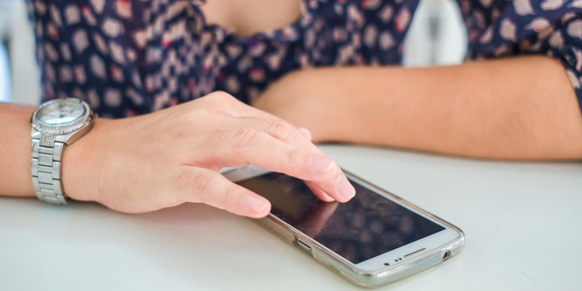 Narzeczony odkrył, co ukochana skrywała w telefonie. Kobieta miesiącami romansowała z robotem.