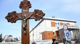 pikieta w obronie krzyża w kielnie. "uczestnicy płaczą i modlą się"