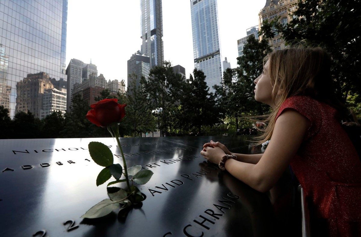 Córka jednego ze strażaków, biorących udział w uroczystościach w Nowym Jorku