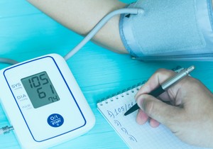 Najbolje je meriti krvni pritisak dva puta dnevno - ujutru i uveče