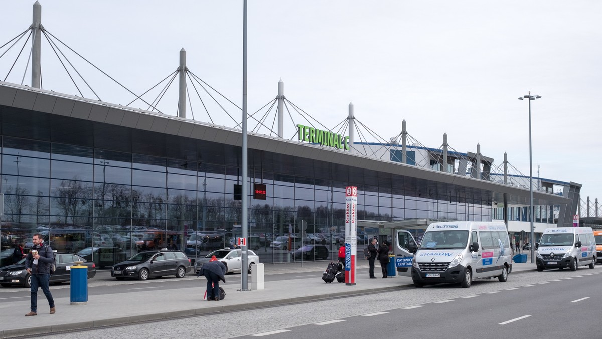 Międzynarodowy Port Lotniczy Katowice-Pyrzowice (Katowice Airport) położony jest w niewielkiej miejscowości Pyrzowice, oddalonej około 30 km na północ od centrum Katowic, w Górnośląsko-Zagłębiowskiej Metropolii (GZM). Mieści się na obszarze dwóch gmin - Ożarowice oraz Mierzęcice. Ponadto, leży na granicy powiatów: tarnogórskiego i będzińskiego. 