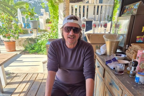 ZATVORIO KAFIĆ, PA SE BACIO NA POLJOPRIVREDU I NAPRAVIO IMPERIJU Pevač pokrenuo biznis koji mu donosi ozbiljan novac: "Nekad je kilo koštalo 3 evra, a danas 18"