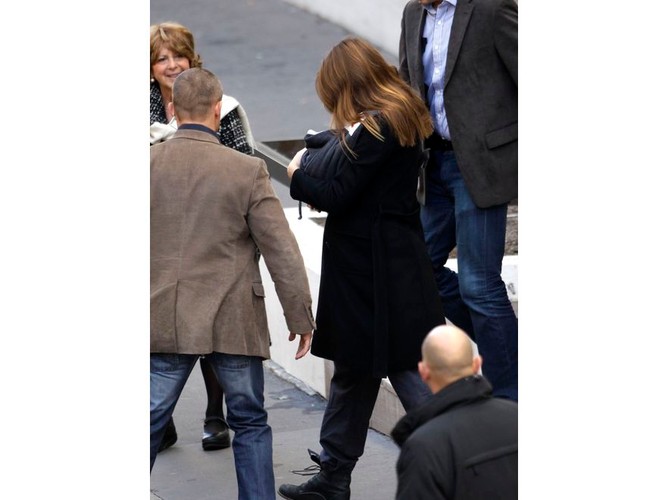 Carla Bruni z nowo narodzonym dzieckiem. Oto pierwsze zdjęcia!