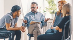 Podwyżki dla terapeutów uzależnień, ale w jakiej wysokości? Certyfikat problemem przy ustaleniu pensji