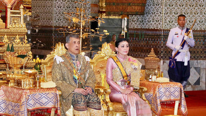Három váláson és számtalan titkos szeretőn van túl, nemrégiben pedig a hivatalos ágyasát vette feleségül a thai király – Ám ez még nem minden!