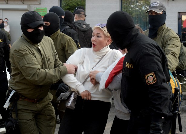 epaselect epa08681609 Belarusian policemen detain a participant of women's peaceful solidarity action in Minsk, Belarus, 19 September 2020. Opposition activists continue their every day protest actions, demanding new elections under international observation. EPA/STR Dostawca: PAP/EPA.