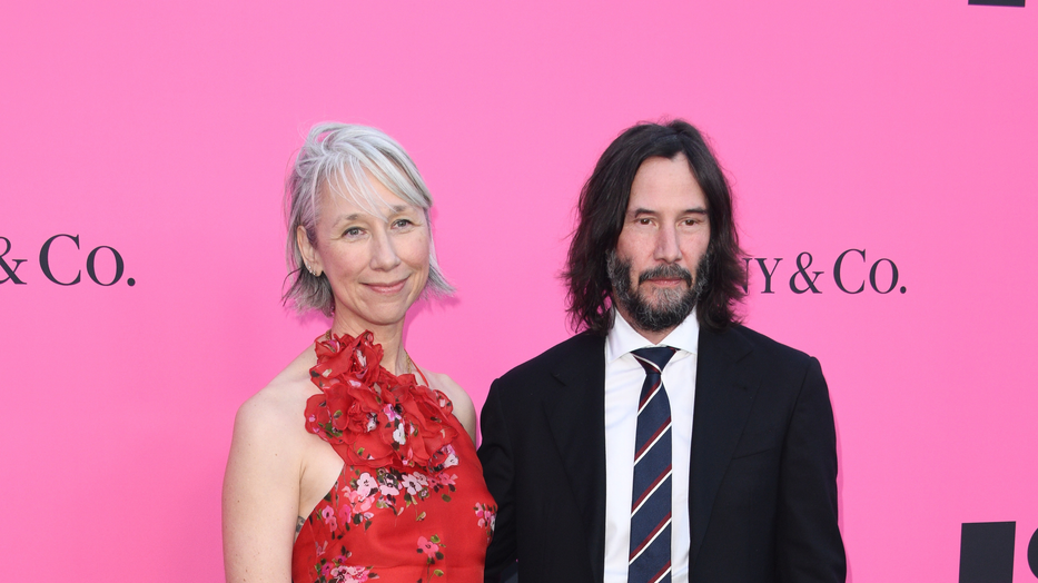 Keanu Reeves ilyen szenvedélyesen csókolta a vörös szőnyegen ritkán látott barátnőjét. Fotó: Northfoto