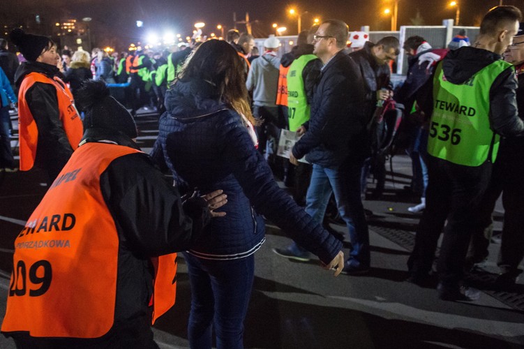 Służby porządkowe sprawdzają kibiców przed wejściem na teren Stadionu Miejskiego we Wrocławiu