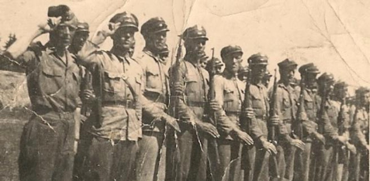 Oddział Milicji Obywatelskiej ustawiony do przeglądu. Pogórze Dynowskie 1946 rok w czasie walk z UPA