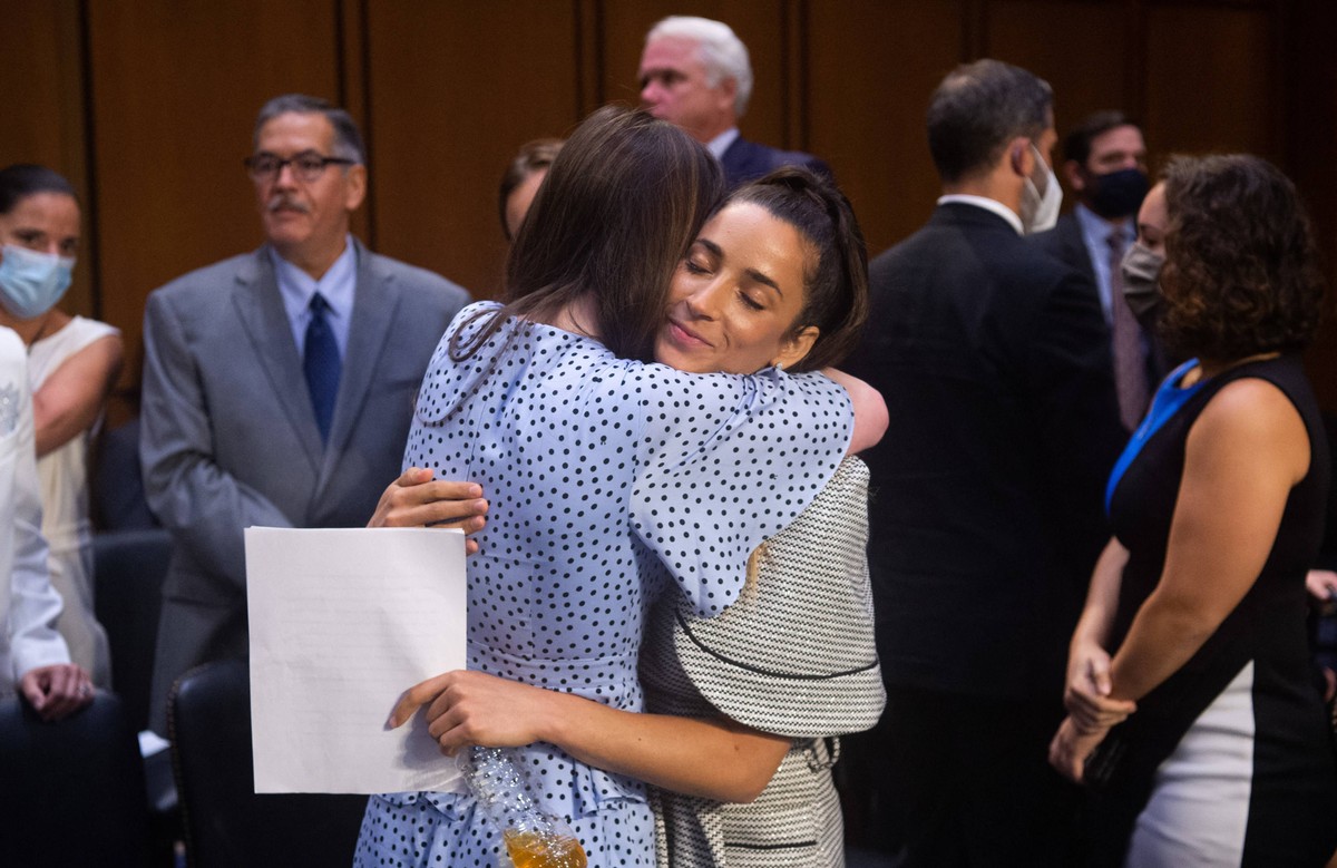Amerykańskie gimnastyczki Aly Raisman (C-P) i McKayla Maroney (C-L)