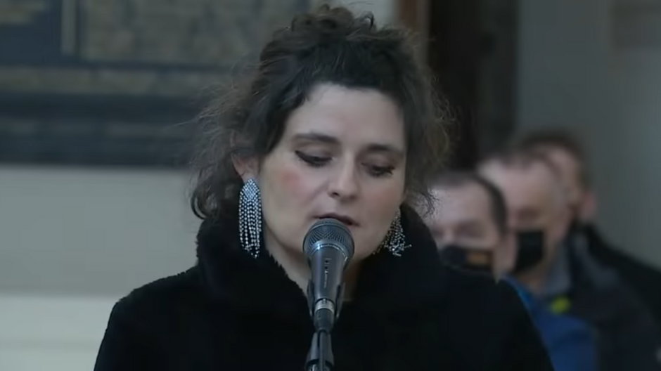 Jaga Wrońska podczas wykonania piosenki "Czułe H2O"