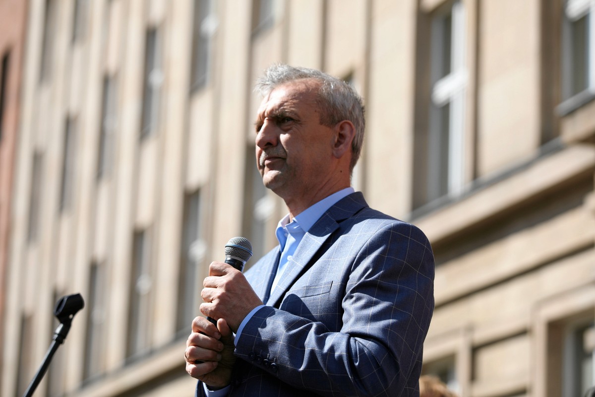8 kwietnia rozpoczął się strajk w oświacie, zorganizowany przez ZNP i FZZ. Przystąpiła do niego też część nauczycieli z oświatowej Solidarności. Trwał do 27 kwietnia, kiedy został zawieszony do września.
