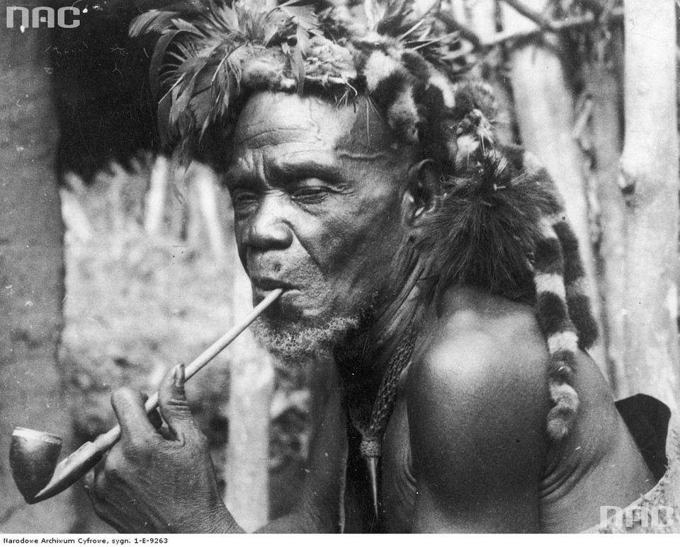 Czarownik z wioski Mudżi Maria (plemię Taleudu znad Jeziora Alberta) - rok 1933, Kongo Belgijskie