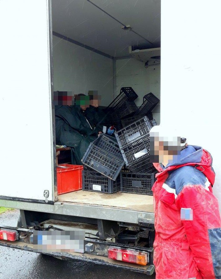 Policjanci zatrzymali chłodnię. Ze środka dochodziły głosy...