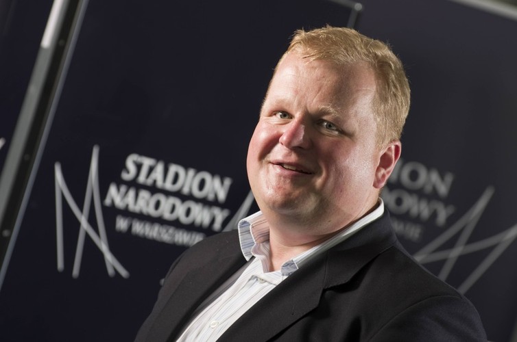 2. Problemy z terminami nie zepsuły samopoczucia ówczesnemu szefowi Narodowego Centrum Sportu. <b>Rafał Kapler</b> przyznał sobie premię w wysokości ok. 60 tysięcy złotych, a współpracownikom po 20 tys. Jan Tomaszewski nazwał wtedy powstające boisko Przekrętem Narodowym. <br><br>Jak się okazało po roku, to nie był koniec nagród, które szefowi gwarantował kontrakt z Ministerstwem Sportu. Kolejny bonus (570 tysięcy zł) miał dostać po otwarciu, a kolejny (228 tysięcy zł) po zakończeniu Euro 2012. Umowa nie wspominała nic o poślizgach, więc Kapler nie widział powodu, by nie otrzymać tych pieniędzy. <br><br>Innego zdania była minister sportu Joanna Mucha, która wstrzymała wypłaty. Efekt? Kapler astronomiczną sumę i tak dostanie, razem z odsetkami i zwrotem kosztów procesu.