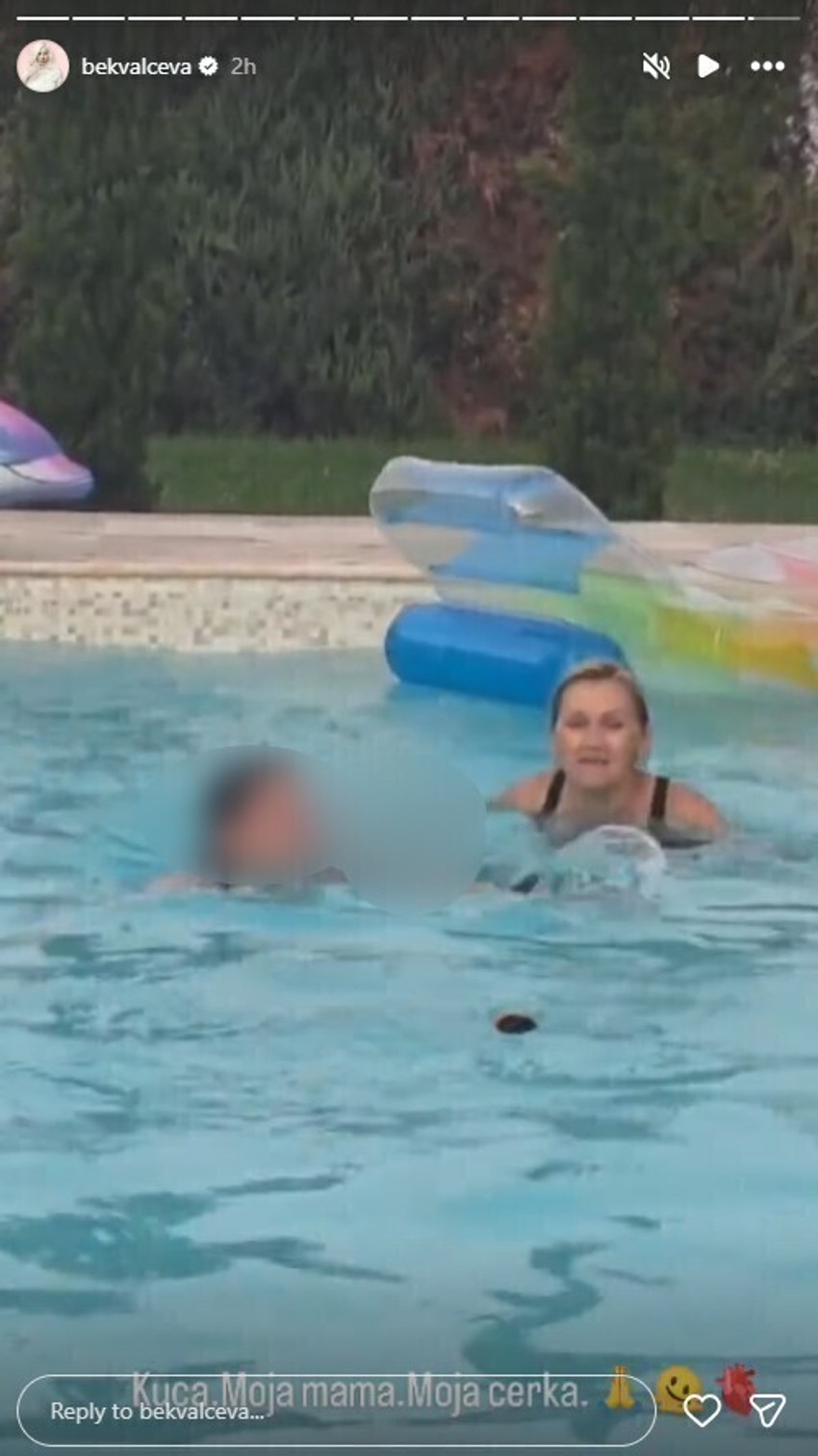 Nataša snimala ćerku i majku u bazenu