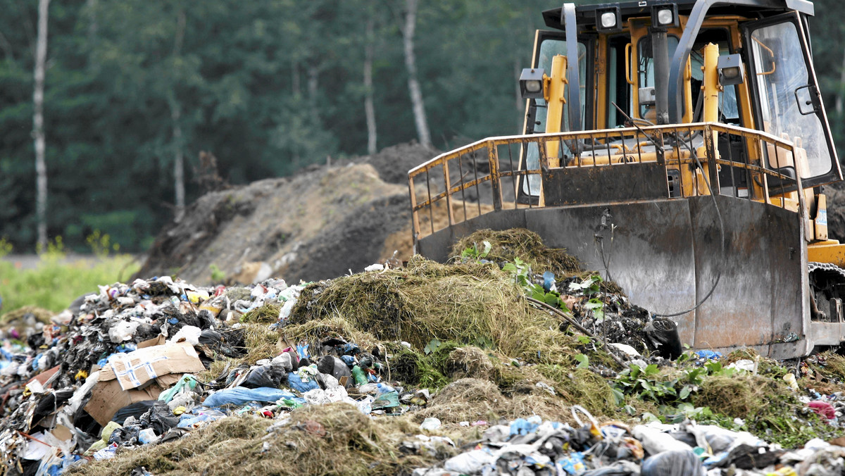 Oburzenie władz Zakopanego wzbudziła decyzja urzędu wojewódzkiego, który zaplanował składanie odpadów z kilkudziesięciu gmin na wysypisku w Zoniówce - czytamy w "Gazecie Wyborczej".