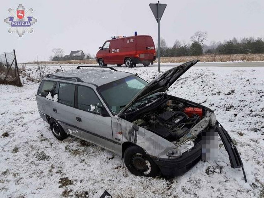 Kobieta straciła panowanie nad autem i wpadła do rowu