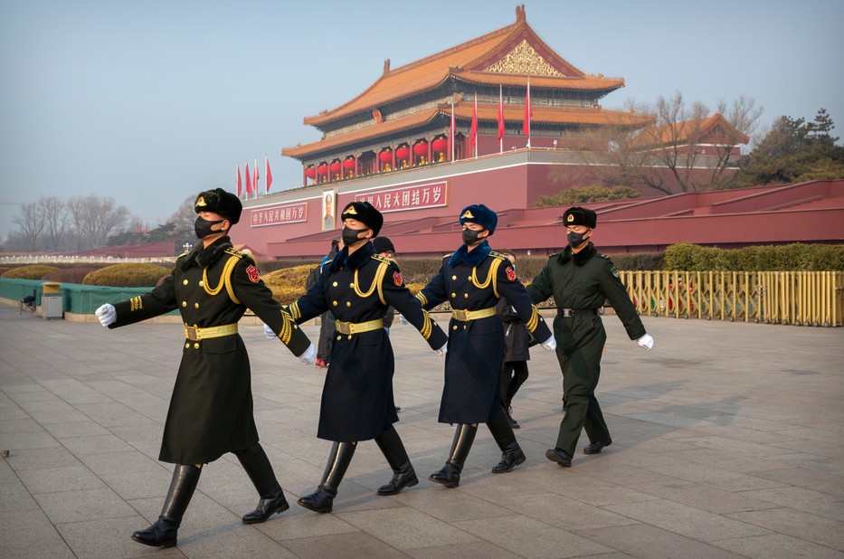 Védőmaszkot viselő katonák a pekingi Tienanmen téren 2020. január 27-én. Az új, tüdőgyulladást okozó koronavírus halálos áldozatainak a száma 80 fölé nőtt Kínában, és világszerte közel háromezer fertőzöttet regisztráltak. A kórokozó a 11 millió lakosú Hupej tartománybeli Vuhan egyik halpiacán bukkant fel először, ahol illegálisan árusították a vadhúst.MTI/AP/Mark Schiefelbein