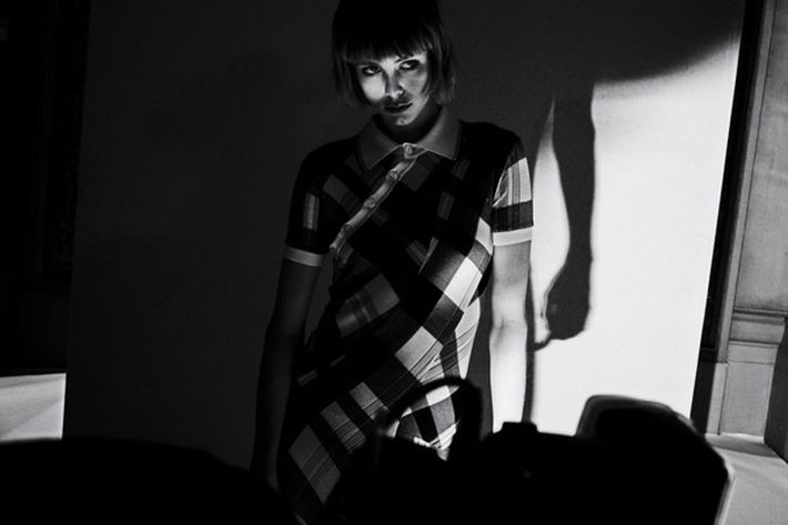 Autor: Tomasz Lazar<br>
Spośród wielu tygodni mody na świecie cztery są najważniejsze: Nowy Jork, Londyn, Mediolan i Paryż. Tam projektanci mody i domy modowe pokazują swoje najnowsze kolekcje. Niewielu jednak ma możliwość zobaczyć, co się dzieje na tzw. backstage’u. Na zdjęciach kolejno: 1) Modelka w trakcie pozowania do First Look przed pokazem Stelli McCartney podczas Tygodnia Mody w Paryżu; 2) Modelki na wybiegu w trakcie pokazu Valentino podczas Tygodnia Mody w Paryżu; 3) Modelka przygotowywana na backstage’u do prezentacji Molly Goddard podczas Tygodnia Mody w Londynie; 4) Modelki w trakcie pozowania do First Look przed pokazem Kenzo podczas Tygodnia Mody w Paryżu; 5) Ostatnie przygotowania do prezentacji Faustine Steinmetz podczas Tygodnia Mody w Londynie; 6) Ola Rudnicka na backstage’u w trakcie przygotowania do pokazu Etro podczas Tygodnia Mody w Mediolanie; 7) Modelki czekające na wejście na pokaz Dolce & Gabbana podczas Tygodnia Mody w Mediolanie; 8) Pokaz Ricka Owensa podczas Tygodnia Mody w Paryżu. Wrzesień – październik 2015
<br><br>Źródło fot. <a href='http://www.grandpressphoto.pl/prasa/' style='color: blue'> Grand Press Photo 2016</a>