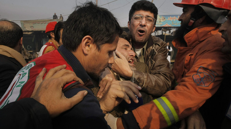 Az egyik áldozat hozzátartozóját vigasztalják / Fotó: MTI