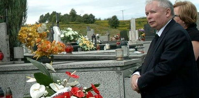 Kaczyński na grobie senatora PiS