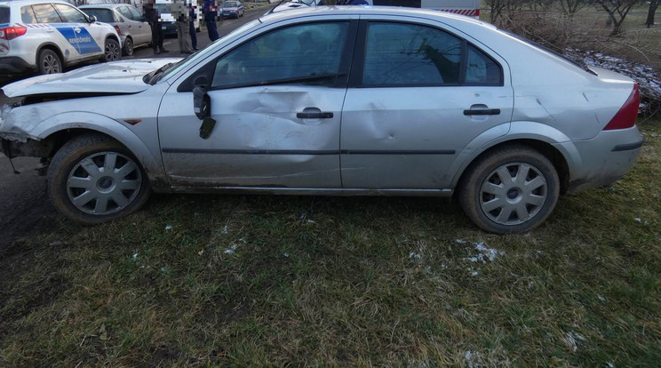 Így helyben hagyta az autót a baseball ütővel a támadó / Fotó: police.hu