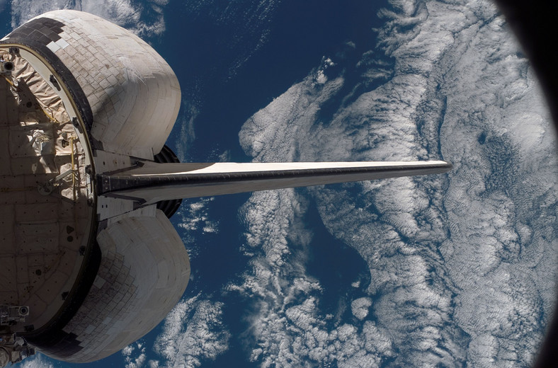 Prom kosmiczny Endeavour zacumowany przy Międzynarodowej Stacji Kosmicznej fot. NASA