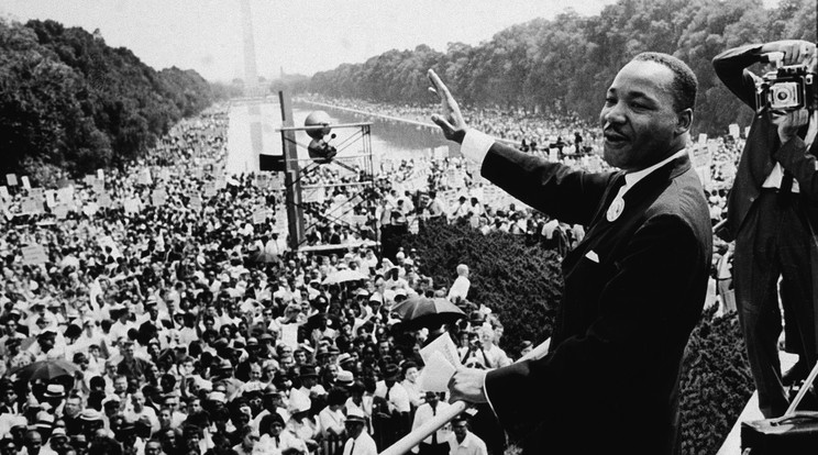 Az amerikai vallási és polgárjogi vezető, Dr. Martin Luther King Jr (1929-1968) beszédet mond Washington DC-ben, a híres Washingtoni menet végén, 1963. augusztus 28-án / Fotó: Getty Images
