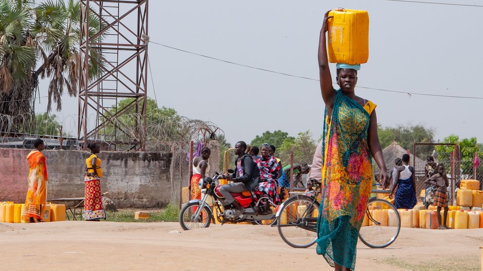 Kobieta niosąca wodę, Sudan Południowy