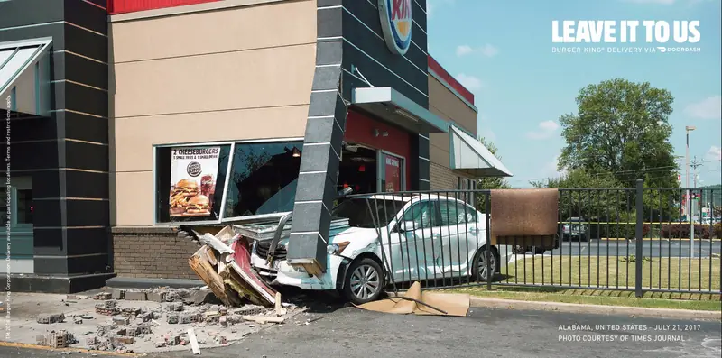 Pomysłowa kampania Burger Kinga używa zdjęć prawdziwych wypadków samochodowych