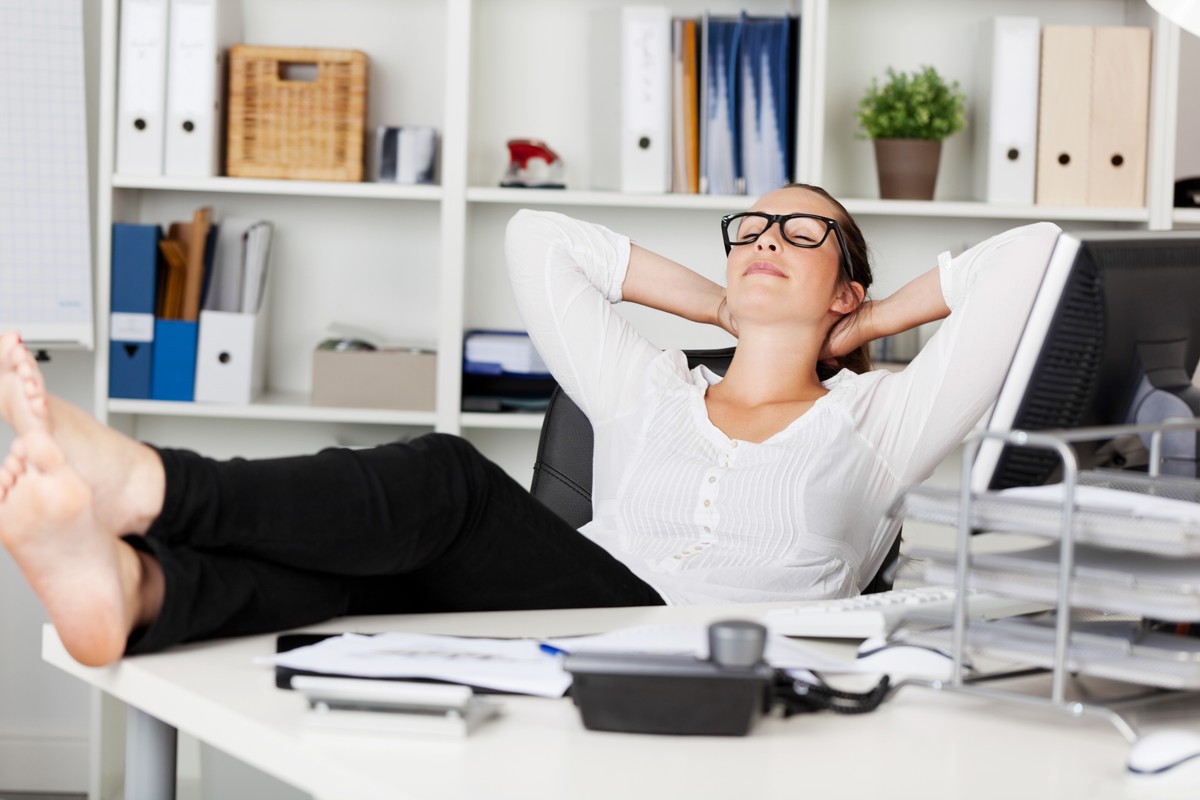 Kobieta podczas biurowej sjesty